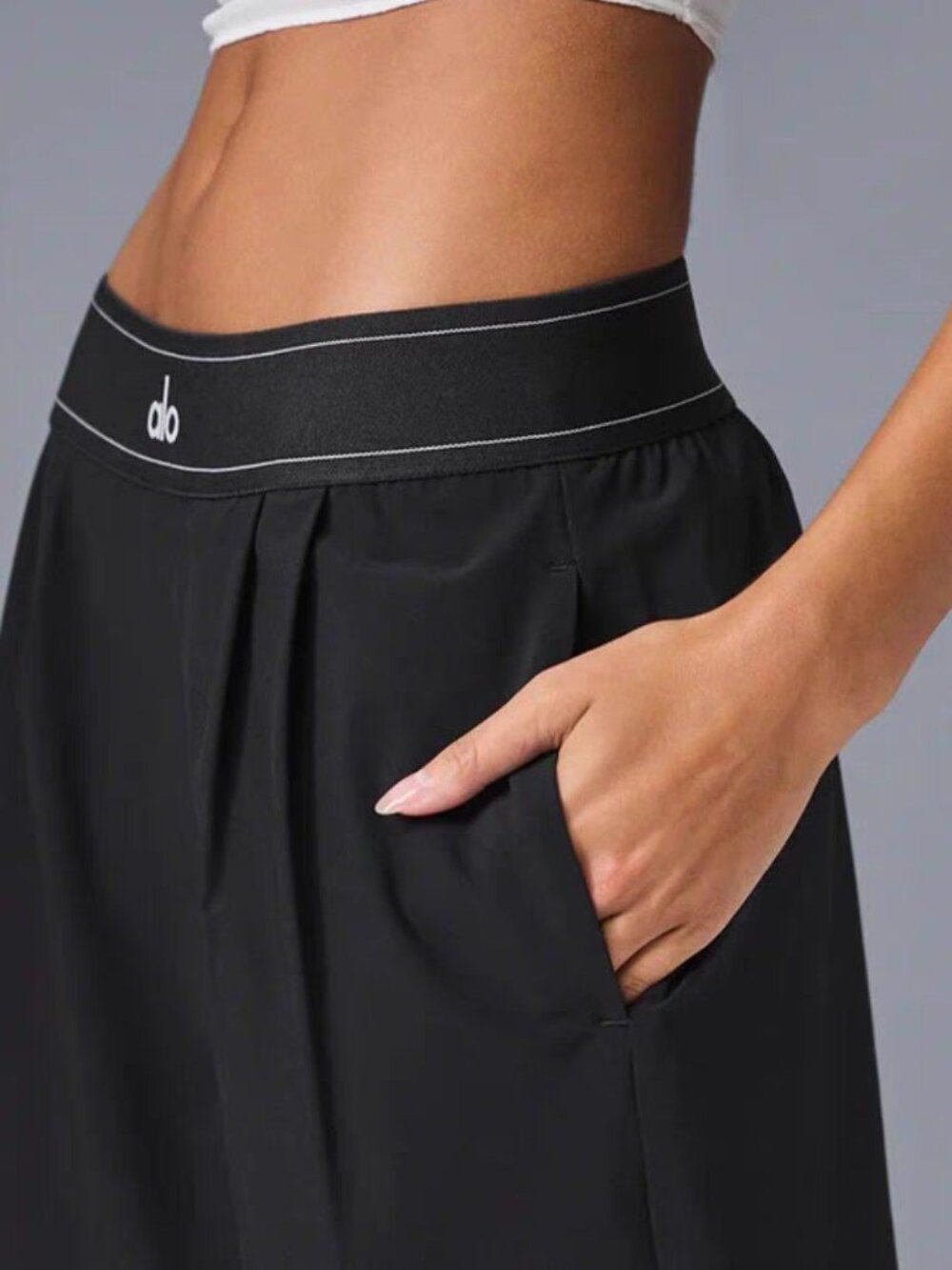 Alo Yoga Black Suit Up TrouseršMinimal Everyday Essential Pants (Regular)š - Picture 8 of 8